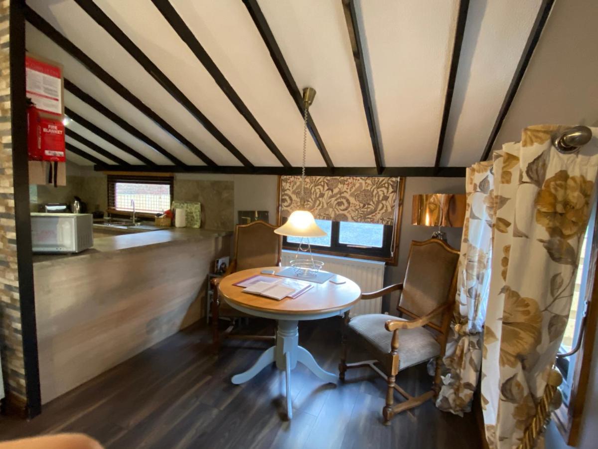 Squirrel Lodge At Owlet Hideaway - With Hot Tub, Near Йорк Екстериор снимка