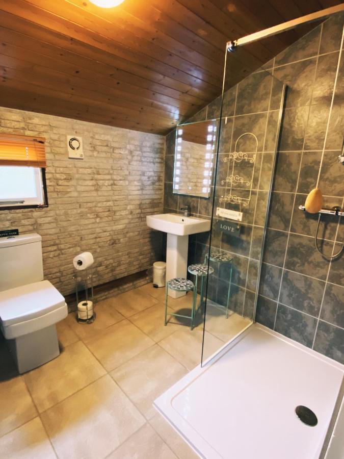 Squirrel Lodge At Owlet Hideaway - With Hot Tub, Near Йорк Екстериор снимка