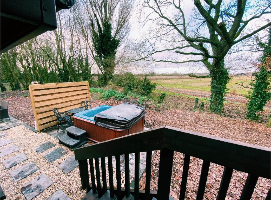 Squirrel Lodge At Owlet Hideaway - With Hot Tub, Near Йорк Екстериор снимка