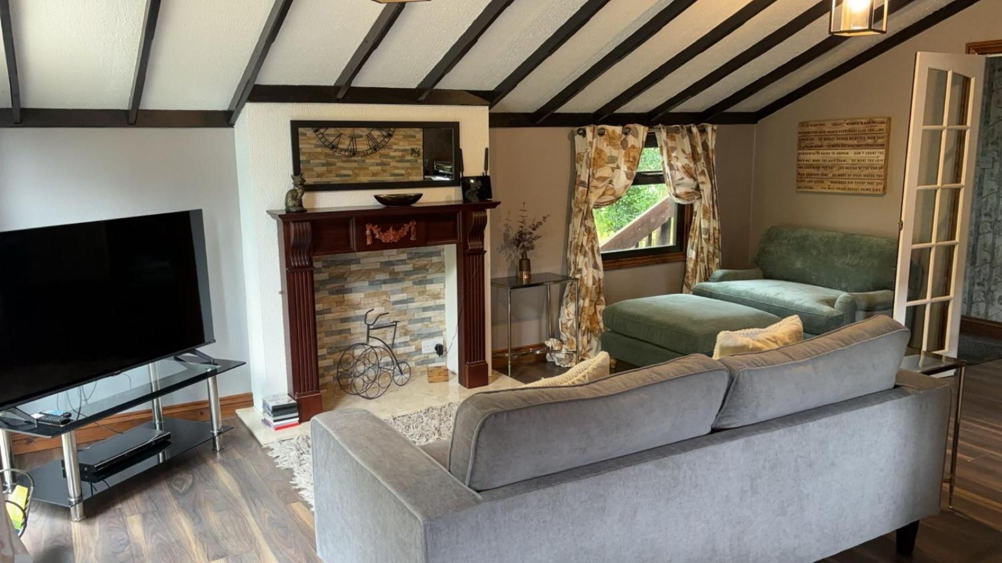 Squirrel Lodge At Owlet Hideaway - With Hot Tub, Near Йорк Екстериор снимка