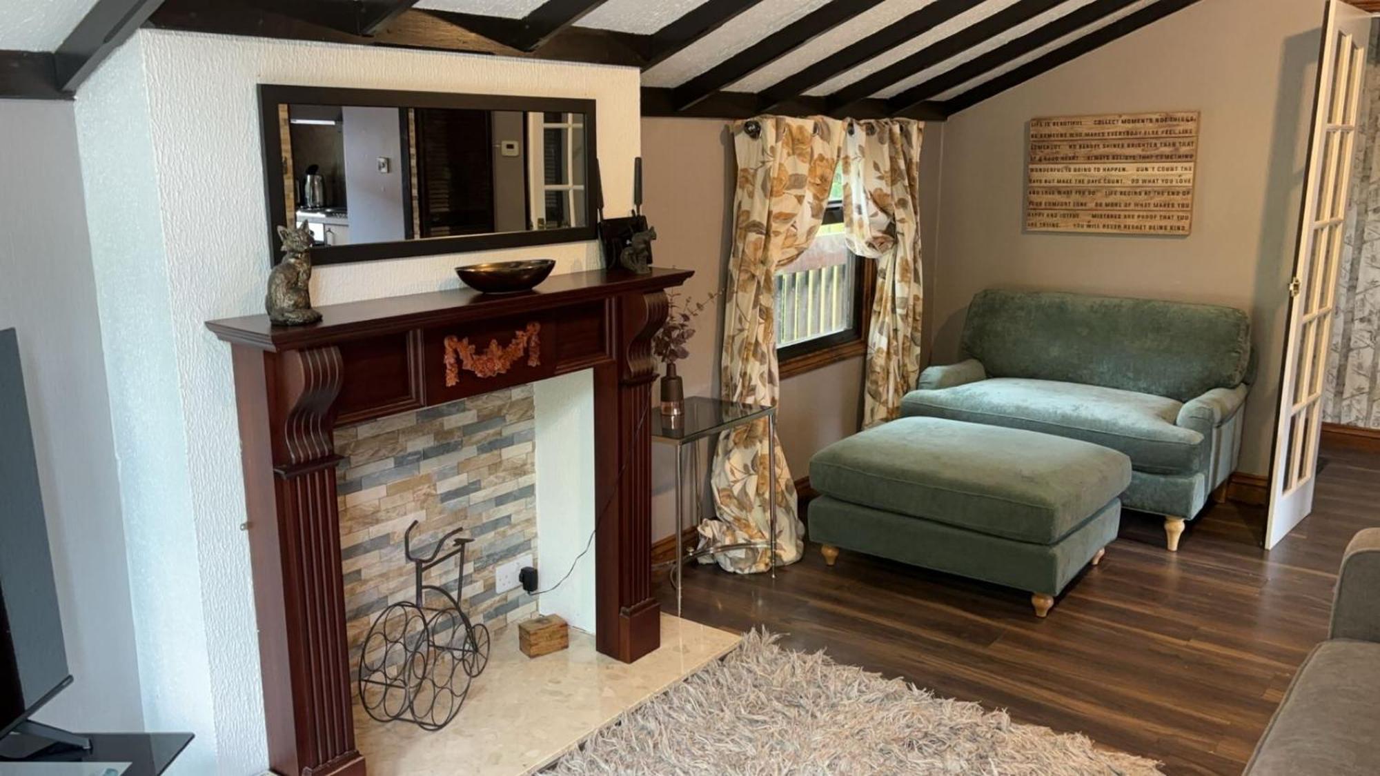 Squirrel Lodge At Owlet Hideaway - With Hot Tub, Near Йорк Екстериор снимка